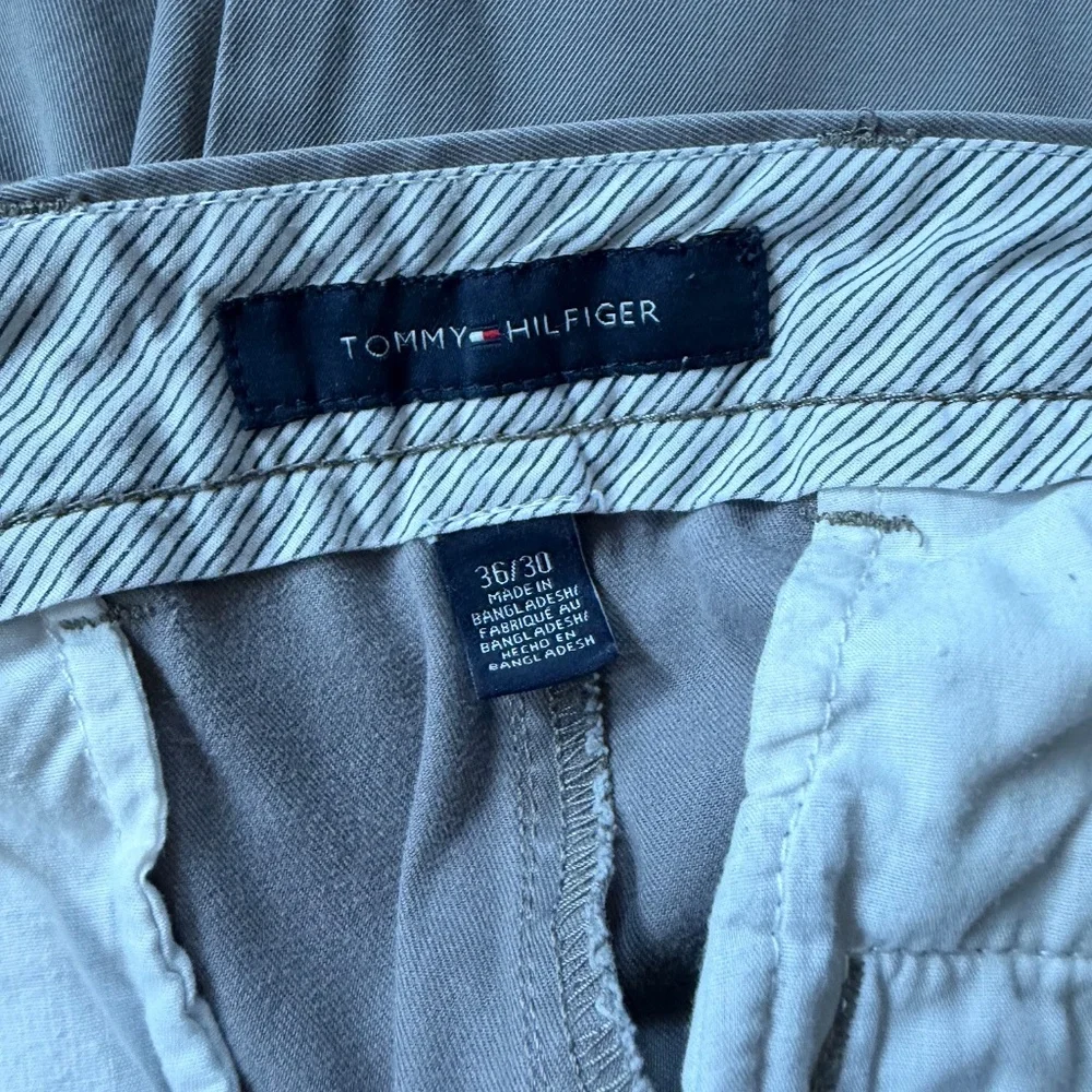 Stylish Tommy Hilfiger Men's Gray straight leg, comfortable business casual Chin